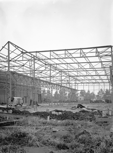 821246 Afbeelding van de bouw van een nieuwe hal naast de Koubewerking (KB) op het terrein Noord aan de Sophialaan van ...